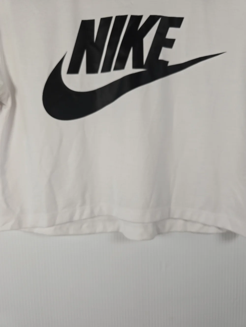 NWOT Nike Women's White Sportswear Essential Cropped Logo Tee Size Small
